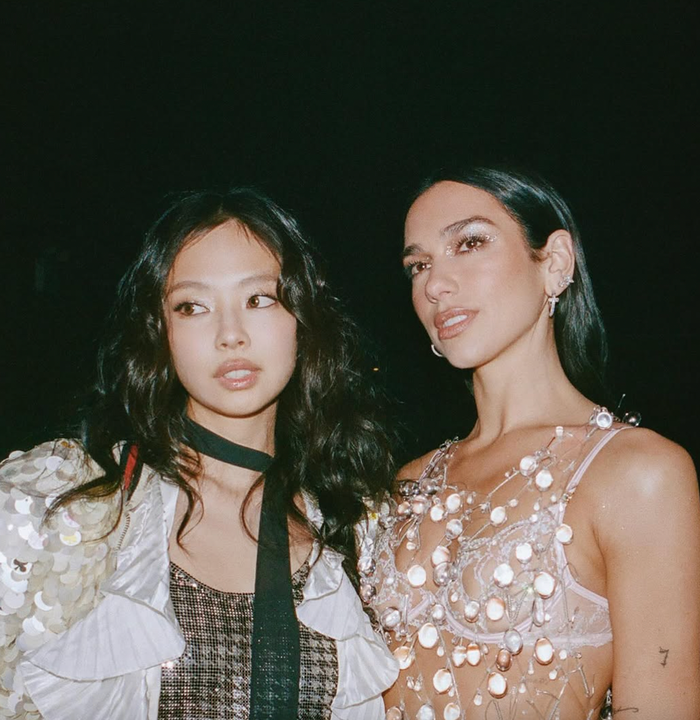 Jennie và Dua Lipa đọ phong cách thời trang khi kết hợp trong một sản phẩm âm nhạc. (Ảnh tổng hợp)