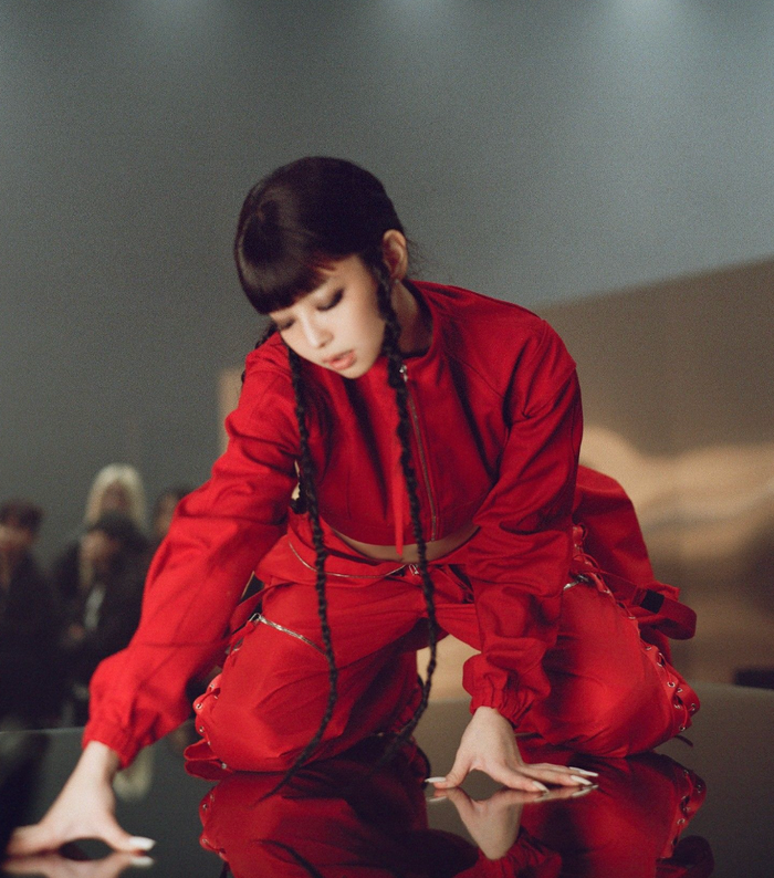 Jennie là một trong số những idol Kpop hiếm hoi có sức ảnh hưởng trên làng thời trang thế giới. (Ảnh tổng hợp) 