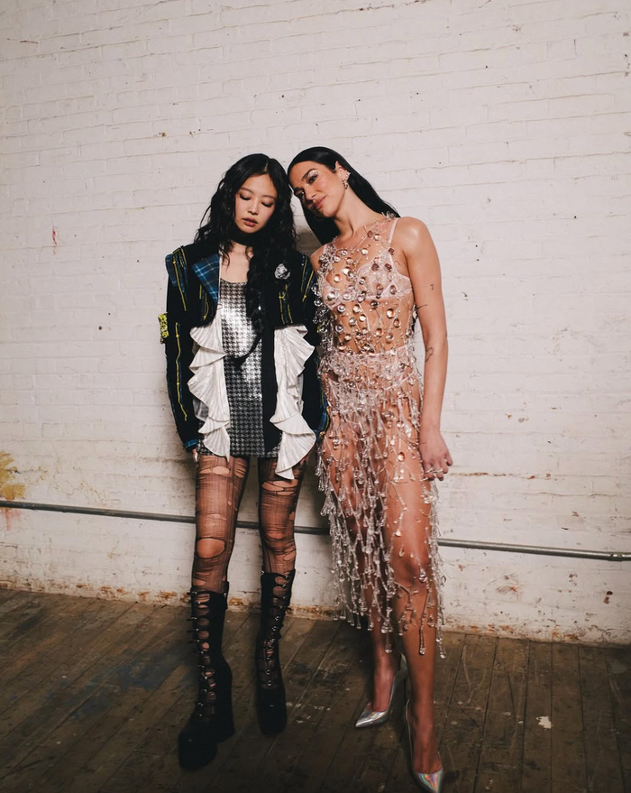 Dua Lipa diện trang phục xuyên thấu cực độ, lấn át Jennie. (Ảnh tổng hợp)