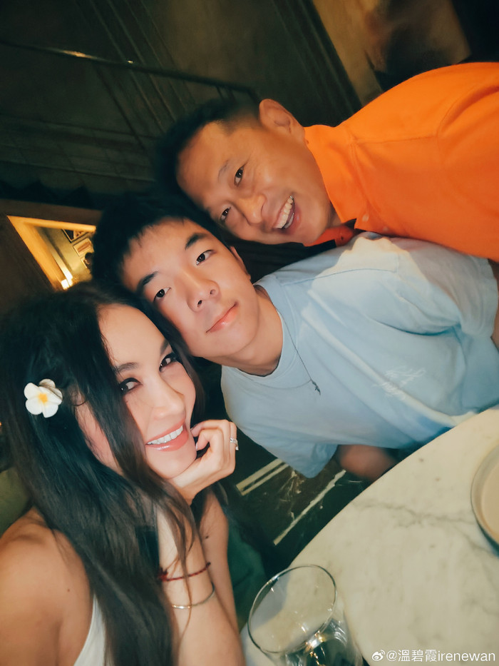 Khác với nhiều phu nhân hào môn, Ôn Bích Hà không cần sinh con và làm nội trợ, cô có thể theo đuổi điều mình muốn. (Ảnh: Weibo)
