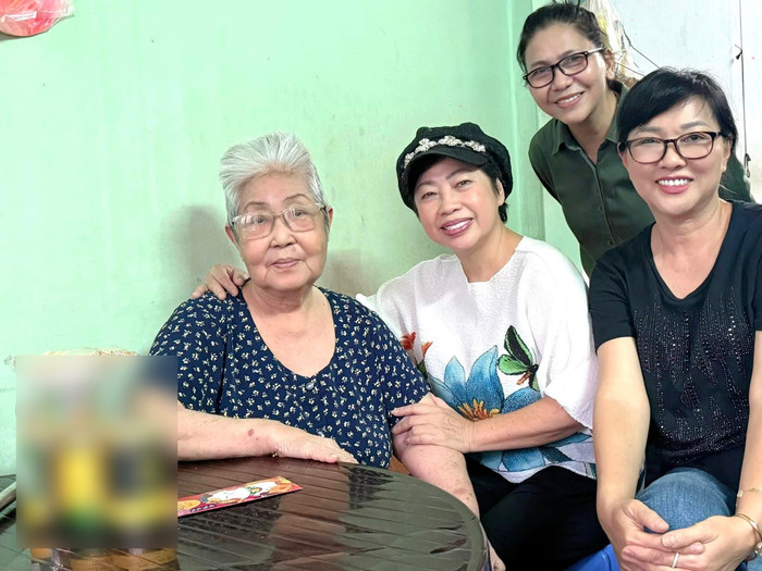 Diện mạo hiện tại của nữ nghệ sĩ Uyên Trinh (người đầu tiên từ trái sang). (Ảnh: FB Phương Dung)