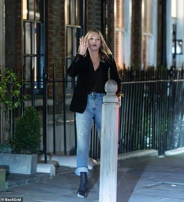 Kate Moss lại gây tranh cãi vì hình ảnh không đẹp trên phố.