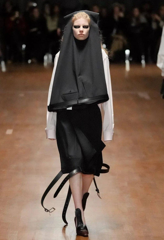 Khi đàn cello thành váy, quần tây thành đầm hở vai ở Paris Fashion Week Ảnh 3