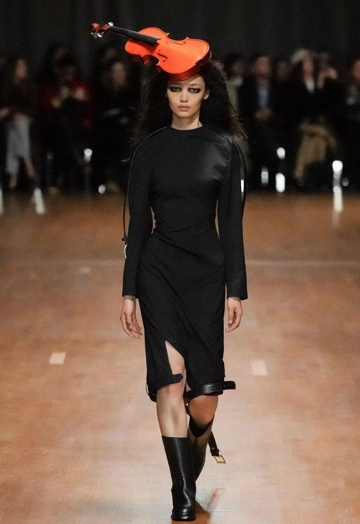 Khi đàn cello thành váy, quần tây thành đầm hở vai ở Paris Fashion Week Ảnh 1