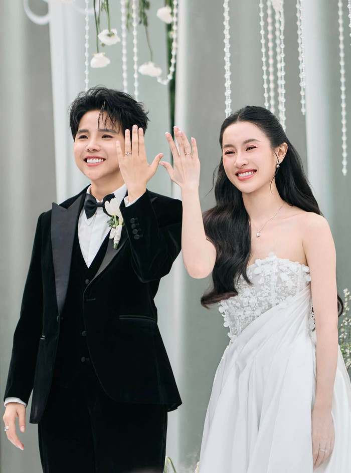 Sau nhiều năm hẹn hò, Vũ Cát Tường và Thu Trang chính thức về chung nhà một nhà trước sự chúc phúc của gia đình, bạn bè và người hâm mộ. (Ảnh: FBNV)