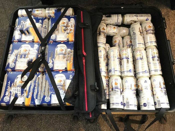 Mang vali 42 kg đi máy bay, người đàn ông bị giữ lại kiểm tra và cái kết kinh ngạc Ảnh 2