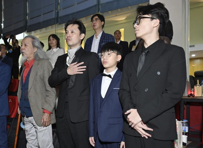 3 thế hệ của gia đình nhạc sĩ Văn Cao cùng hát Quốc ca.