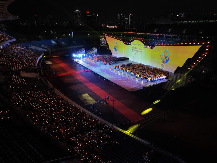 Khoảnh khắc 15.000 người hát Quốc ca tại sân vận động Mỹ Đình ở Hà Nội gây xúc động. 