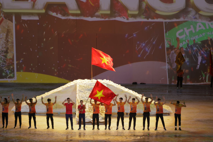 Lá cờ Tổ quốc tung bay đầy tự hào.