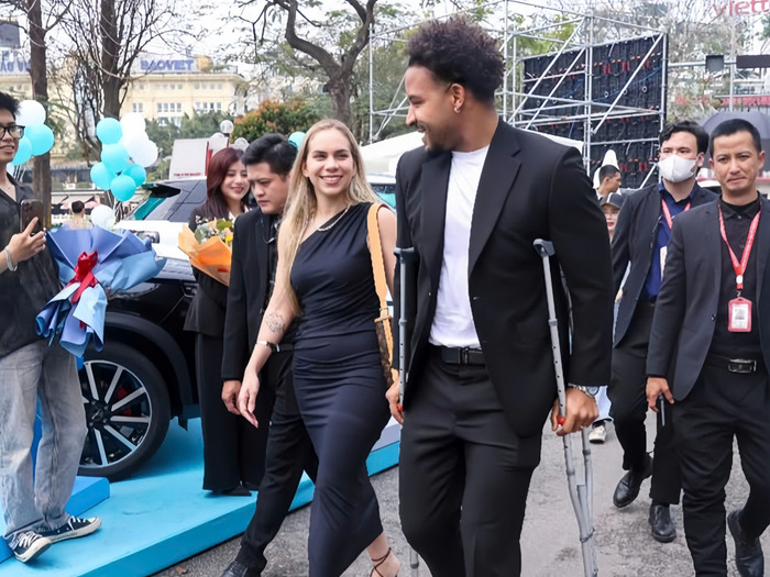 Để hoàn thiện diện mạo, vợ Nguyễn Xuân Son xách tay chiếc túi xách hàng hiệu màu nâu cổ điển, tạo điểm nhấn cho tổng thể tạo hình.