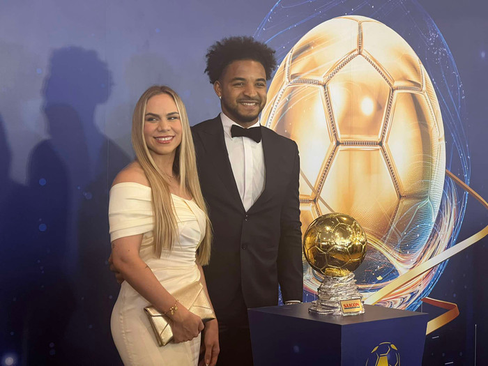 Hình ảnh của vợ Nguyễn Xuân Son tại lễ trao giải Quả bóng Vàng đã để lại ấn tượng mạnh với giới truyền thông. Ảnh: Saostar