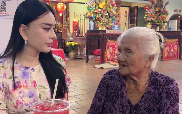 Lâm Khánh Chi thăm nghệ sĩ Hồng Sáp, hứa hỗ trợ tiền sinh hoạt mỗi tháng Ảnh 2