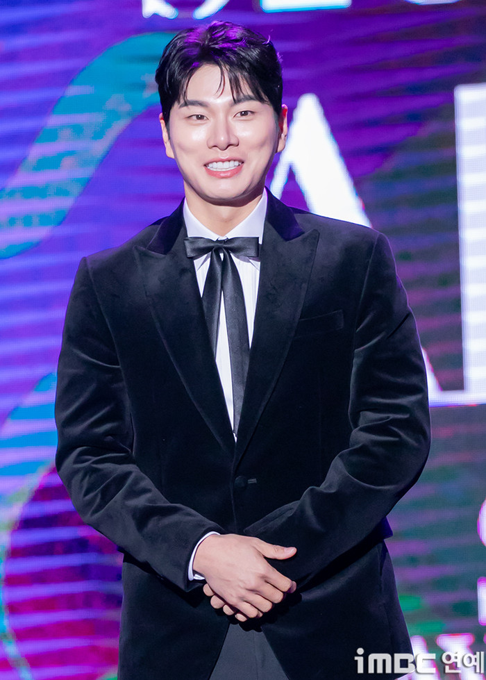 Được biết nam diễn viên Lee Yi Kyung sinh ra trong một gia đình khá giả, nhưng anh luôn cố gắng 'tự lực cánh sinh' trong cuộc sống và mất 10 năm hoạt động nghệ thuật mới được khán giả chú ý đến. Ảnh: iMBC