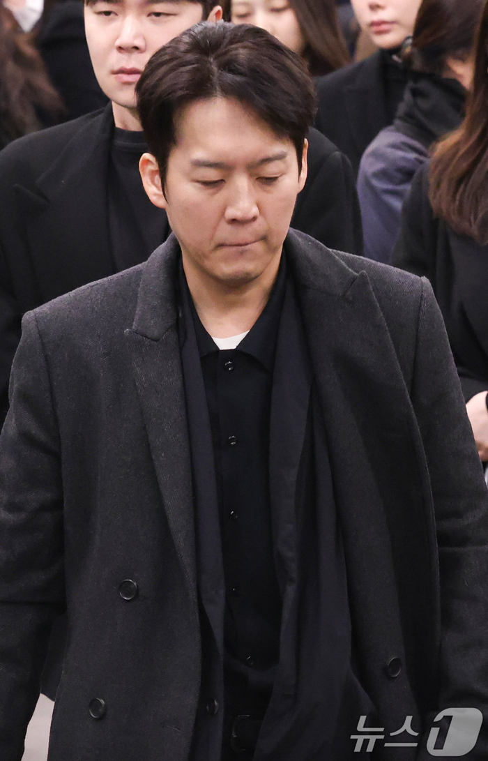 Bạn thân của Wheesung là nam ca sĩ Ha Dong Kyun đã xuất hiện tại tang lễ. Ảnh: News1