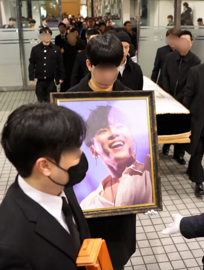 Những khoảnh khắc tại lễ tang của nam ca sĩ Wheesung khiến khán giả không khỏi xót xa. Ảnh: Sưu tầm