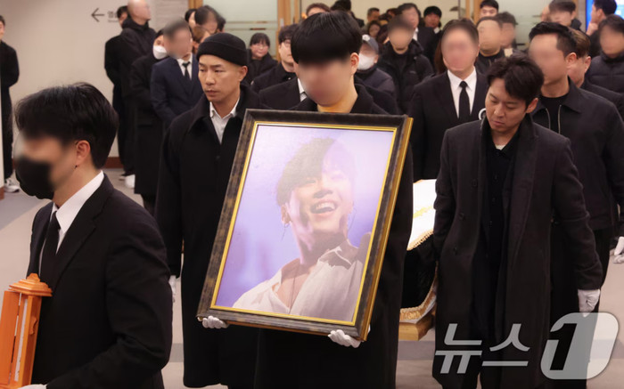 Xót xa lễ tang của nam ca sĩ vừa qua đời ở tuổi 43 Ảnh 2