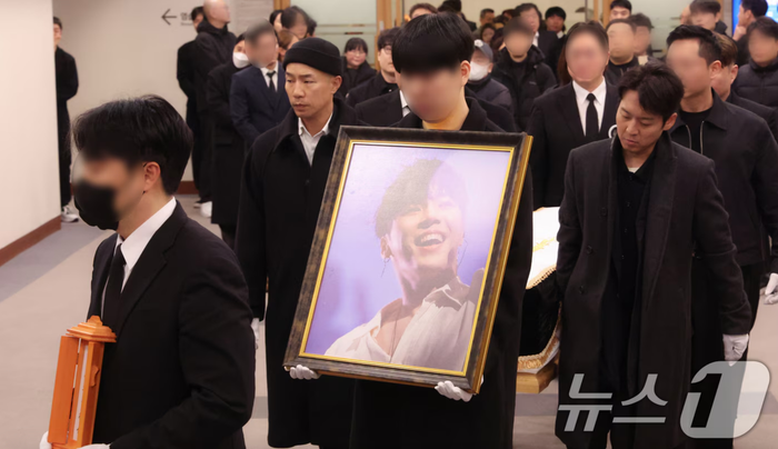 Hình ảnh tại lễ tang của nam ca sĩ Wheesung. Ảnh: News1