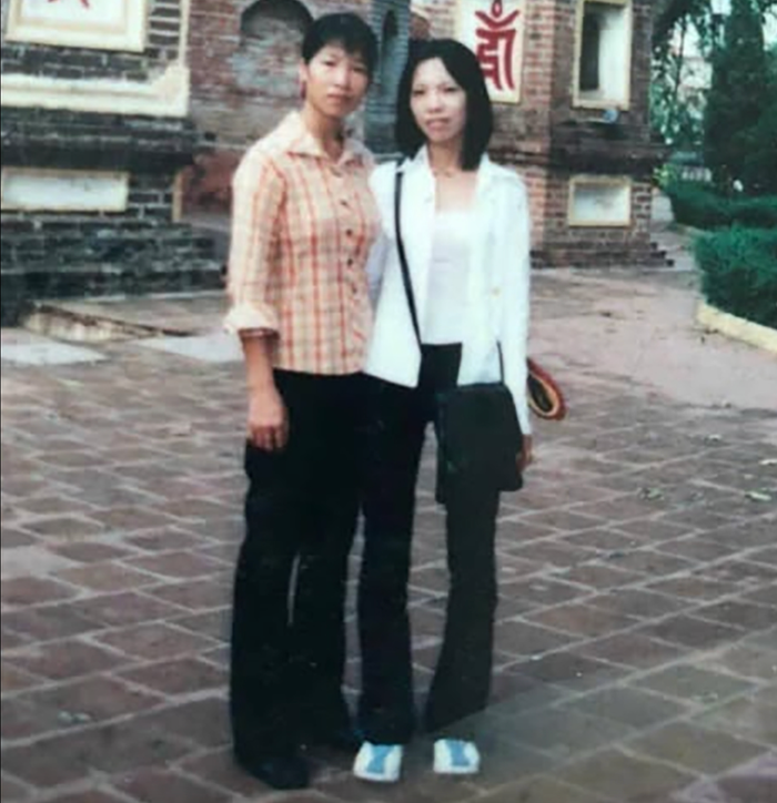Trước đó ngoài bài viết tìm ân nhân cho vay vàng, chị Nam còn chia sẻ thêm ảnh chụp chung với chị Nga nhiều năm trước. Ảnh: Sưu tầm