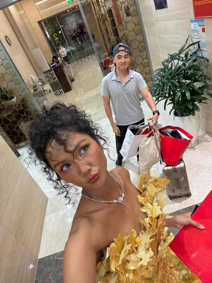 Tuấn Khôi thường chia sẻ những khoảnh khắc chăm sóc H'Hen Niê. Ảnh: FBNV