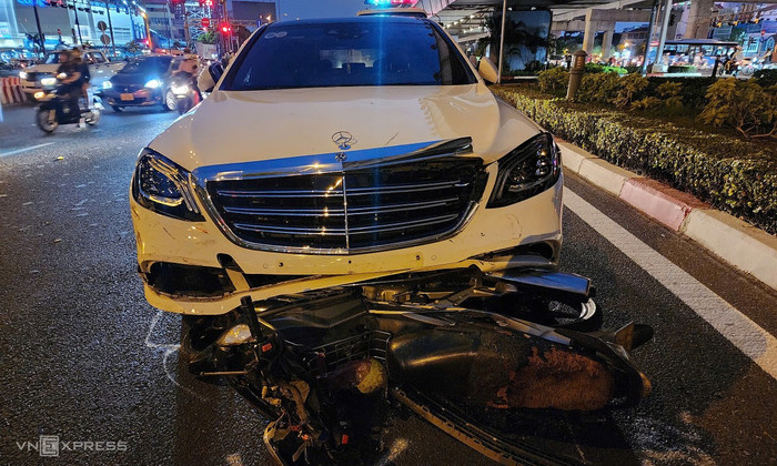 Xe máy ngã trước đầu ôtô. Ảnh: VnExpress