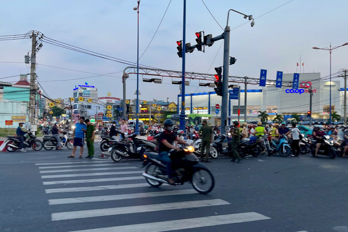 Hiện trường nữ tài xế xe Mercedes tông liên hoàn 10 xe máy ở ngã tư Thủ Đức. Ảnh: Tuổi Trẻ