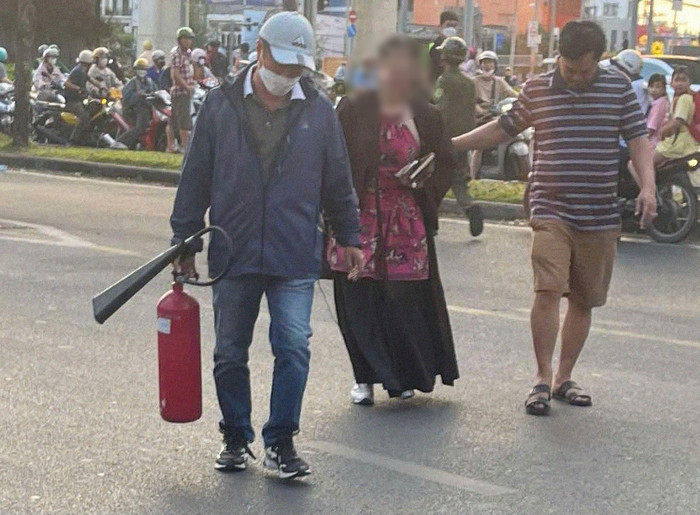 Nữ tài xế bật khóc khi gây ra vụ tai nạn. Ảnh: Tuổi Trẻ