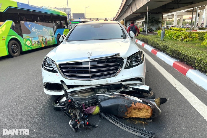 Xe ô tô húc vào nhiều xe máy, trong đó kéo rê một xe máy một khoảng 50m. (Ảnh Dân Trí)