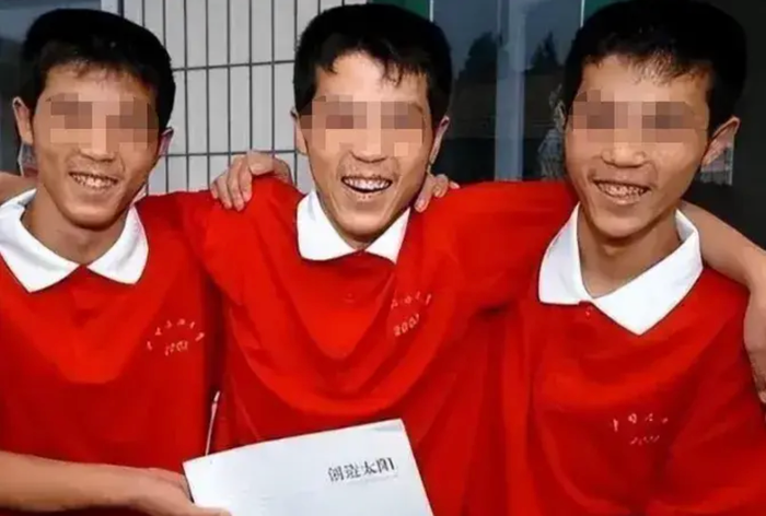 Ba anh em này đã quyết tâm cùng nhau học cùng một trường đại học. Ảnh: Sưu tầm