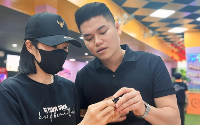 Lê Phương kín bưng bên chồng trẻ, khung hình 3 người khiến netizen hiếu kỳ Ảnh 2