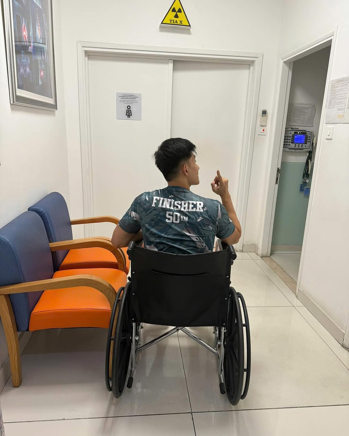 Lâm Bảo Châu ngồi xe lăn để hạn chế gây ảnh hưởng chấn thương ở cổ chân. Ảnh: IGNV