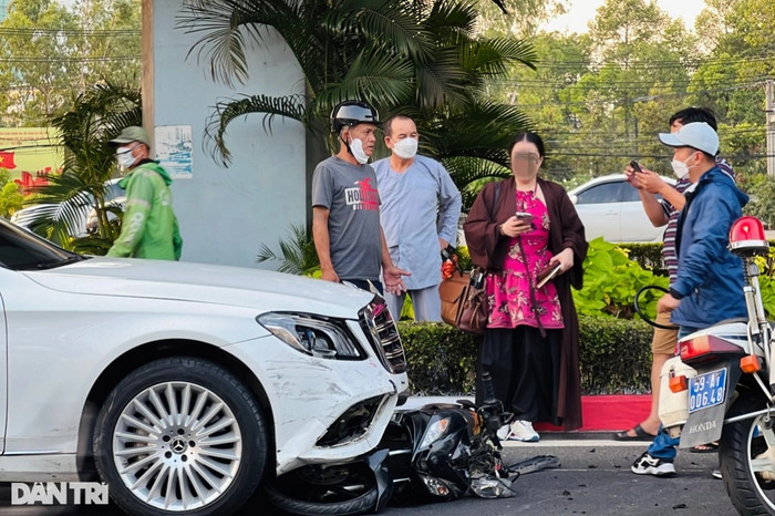 Nữ tài xế xuống xe bật khóc khi biết mình vừa gây tai nạn. Ảnh: Dân Trí