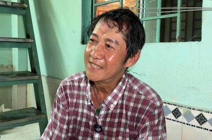 Sỹ Ben thỉnh thoảng chạy xe ôm để kiếm thêm thu nhập. 