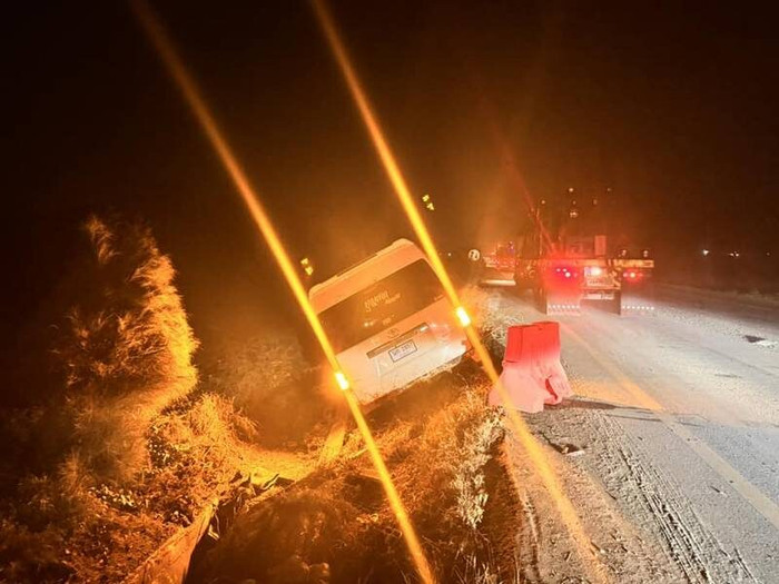 Nữ ca sĩ nổi tiếng gặp tai nạn khi đi diễn, chiếc xe văng khỏi đường cao tốc Ảnh 1