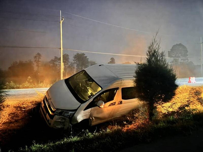 Nữ ca sĩ nổi tiếng gặp tai nạn khi đi diễn, chiếc xe văng khỏi đường cao tốc Ảnh 2