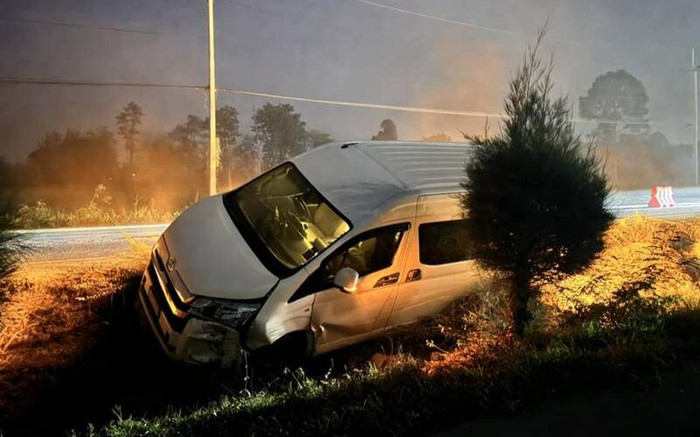 Nữ ca sĩ nổi tiếng gặp tai nạn khi đi diễn, chiếc xe văng khỏi đường cao tốc Ảnh 2