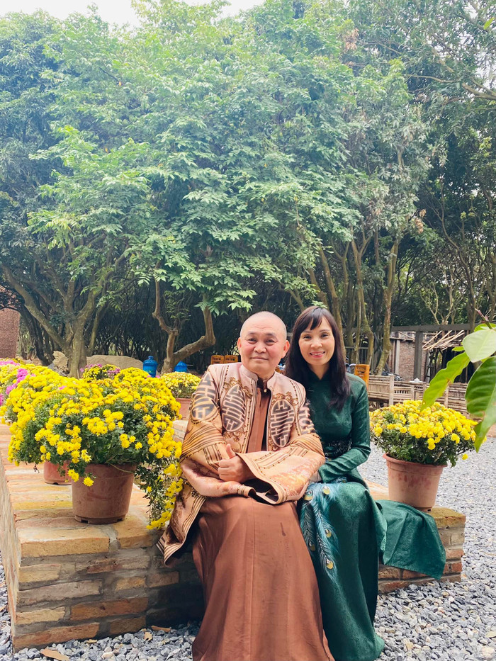 Bà xã nghệ sĩ Xuân Hinh mang nét đẹp dịu dàng của người Hà Nội xưa. Ảnh: FBNV