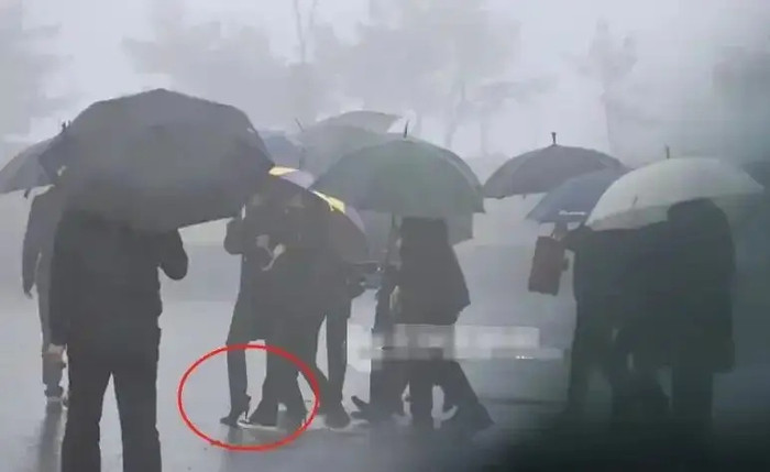 Hình ảnh Từ Hy Đệ mang giày cao gót trong lễ chôn cất Từ Hy Viên khiến nhiều người bàn luận. (Ảnh Sohu)