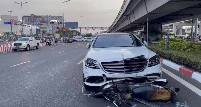 Hình ảnh hiện trường vụ tai nạn do nữ tài xế điều khiển xe Mercedes gây ra khiến nhiều người sợ hãi, kinh hoàng. Ảnh: Sưu tầm