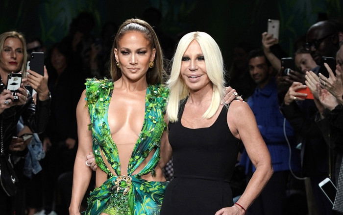 Versace khủng hoảng: Donatella ra đi, doanh thu lao dốc không phanh Ảnh 2