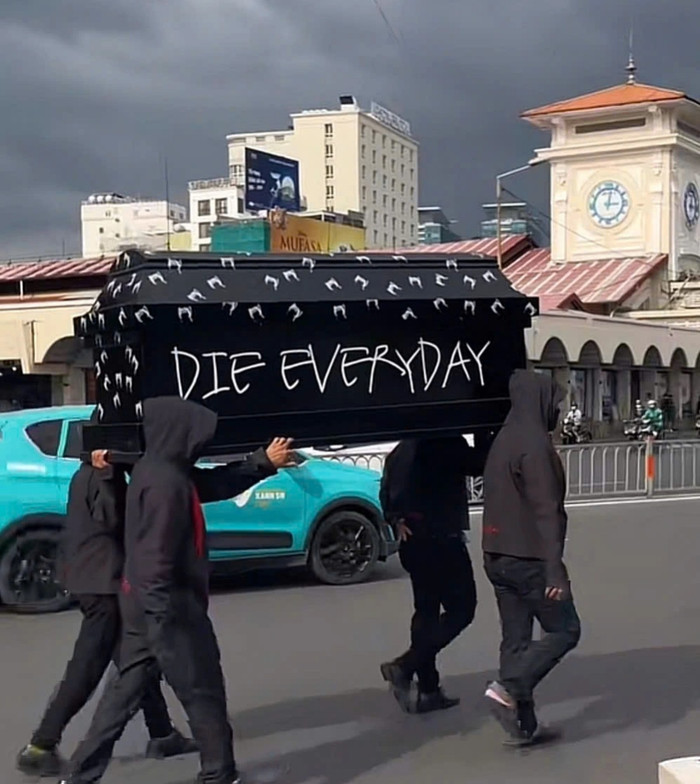 Khiêng quan tài diễu phố trước chợ Bến Thành, 9 bị can bị khởi tố.