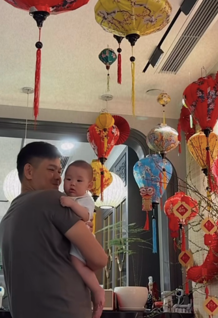 Chồng Minh Hằng ra dáng 'bố bỉm' khi phụ vợ chăm sóc con trai. (Ảnh: FBNV)