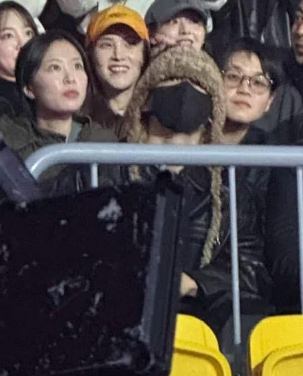 JungKook được phát hiện đến cổ vũ aespa trong concert tại Hàn Quốc.