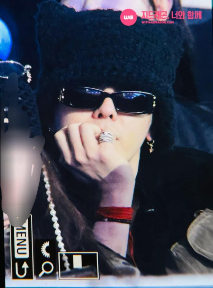Ngoài JungKook thì G-DRAGON cũng gây náo loạn khi xuất hiện tại concert để ủng hộ hậu bối.