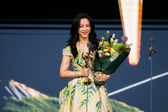 Thang Duy và nam tài tử Jang Dong Gun đã vinh dự nhận giải Kiệt xuất trong Điện ảnh châu Á. Ảnh: Weibo