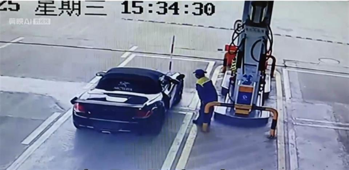 Người đàn ông lái Porsche đổ xăng 1,7 triệu đồng xong bỏ chạy, nhận cái kết 'ê chề' sau ba ngày Ảnh 1