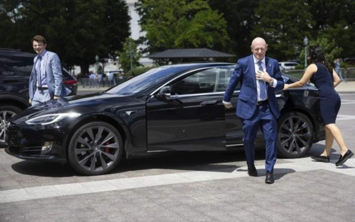 Một nghị sĩ Mỹ quyết định bán xe Tesla vì bị Elon Musk gọi là 'kẻ phản bội' Ảnh 2