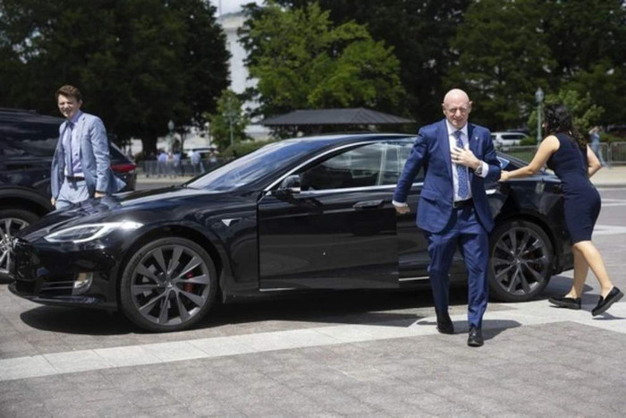 Ông Kelly và chiếc Tesla Model S.