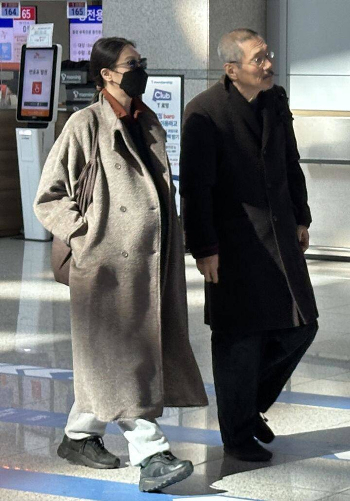 Kim Min Hee ôm bụng bầu vượt mặt, xuất hiện cạnh người tình là đạo diễn Hong Sang Soo. Ảnh: X