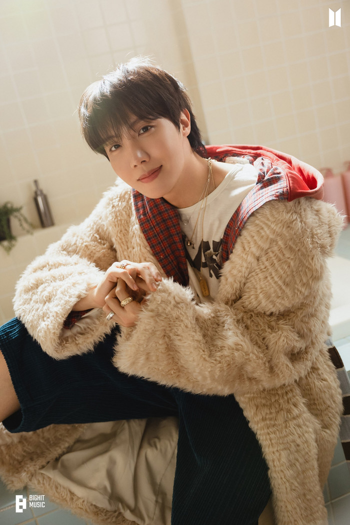 J-Hope tích cực hoạt động và ra mắt sản phẩm âm nhạc mới sau khi xuất ngũ.