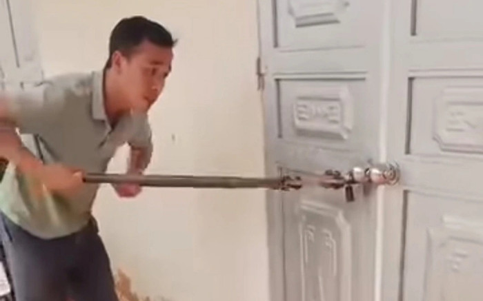 Cô giáo chủ nhiệm khoá cửa ra về, bỏ quên một học sinh trong lớp Ảnh 2